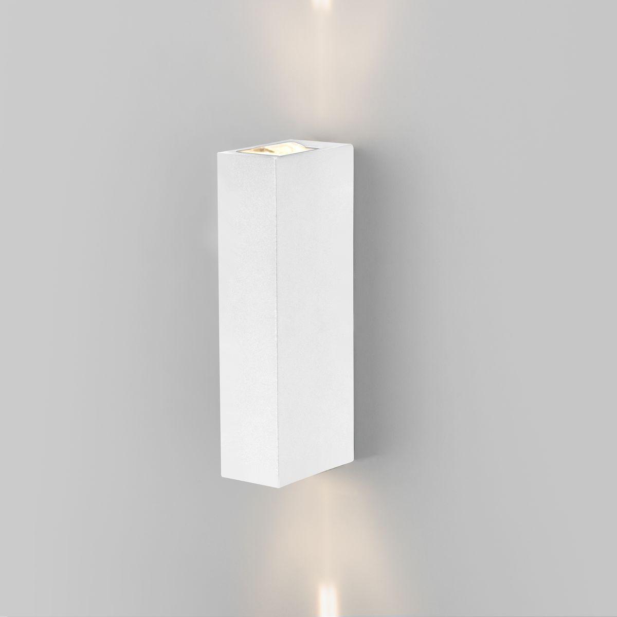 Уличный настенный светодиодный светильник Elektrostandard Blaze 35136/W белый 4690389179174 светодиодный шар 120 см белый rl b120 500 w