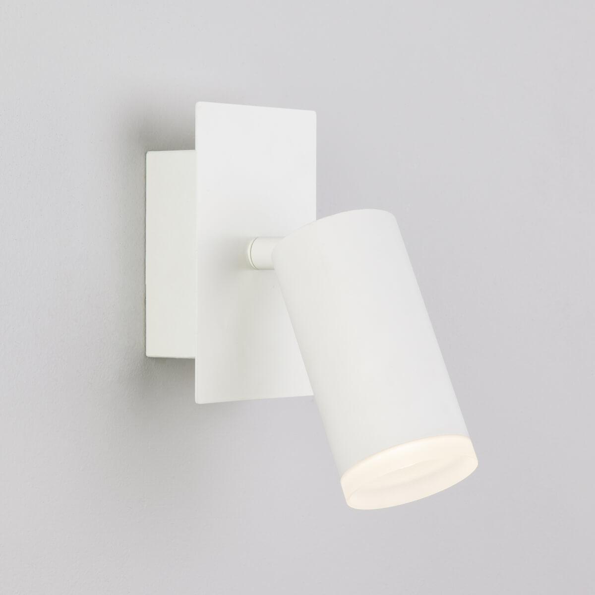 Настенный светодиодный светильник Eurosvet 20067/1 LED белый настенный фен viatto va hdw1200 164620 белый