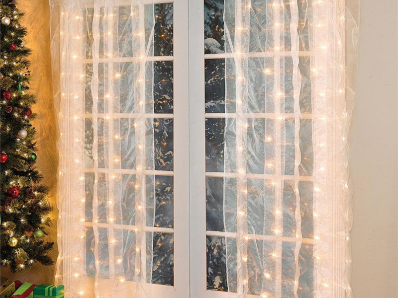 Новогоднее украшение окна гирляндами