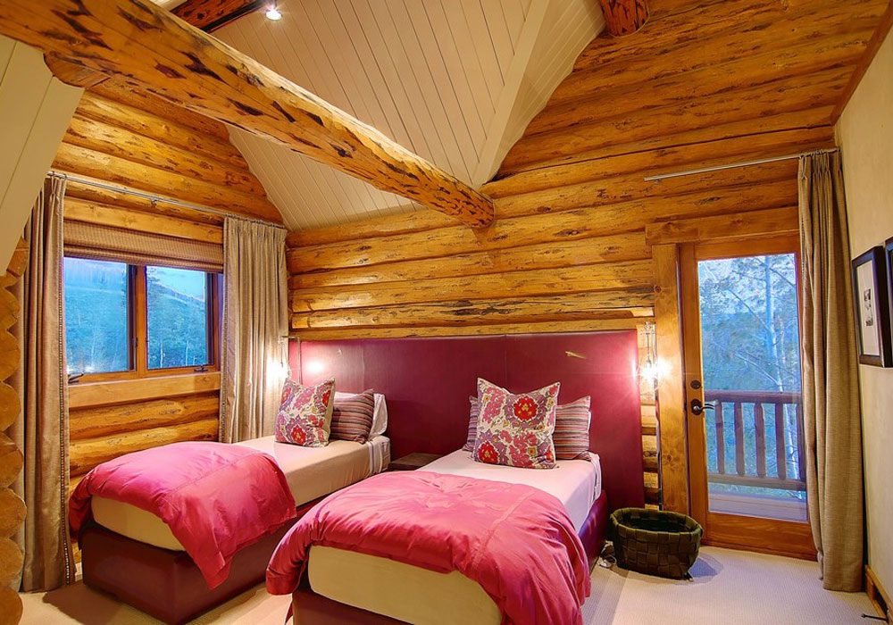 Освещение спальни деревянного дома