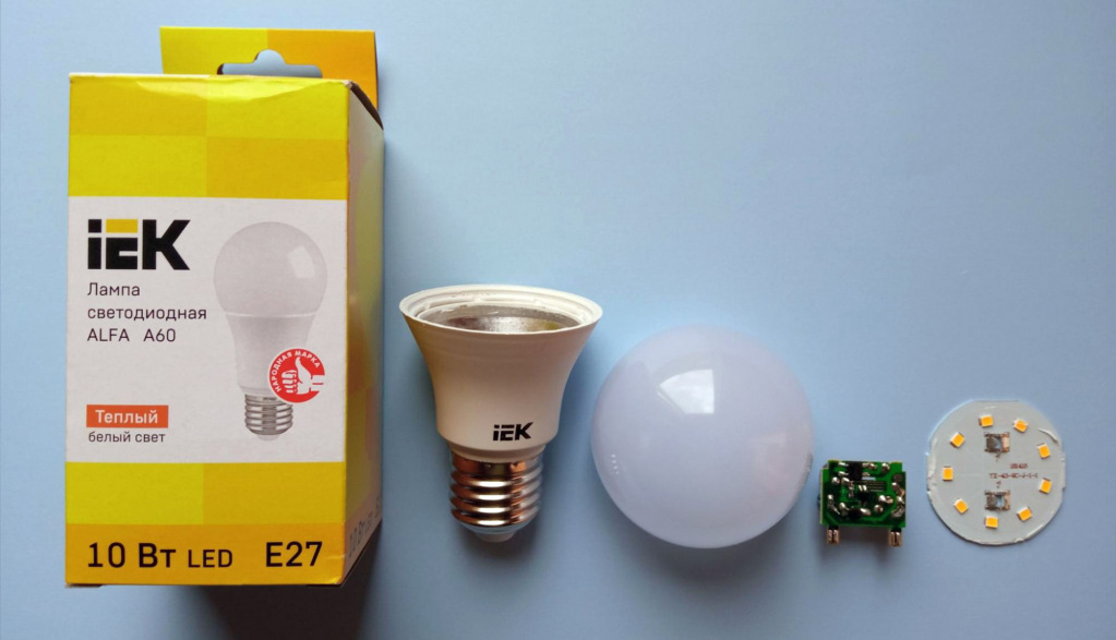 Светодиодная лампа E27 IEK в разобранном виде