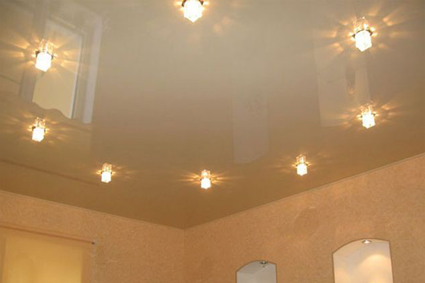 Оформление натяжных потолков светильниками