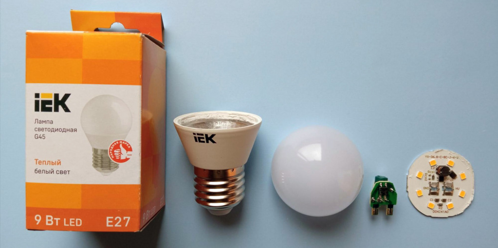 Светодиодная лампа E27 IEK в разобранном виде