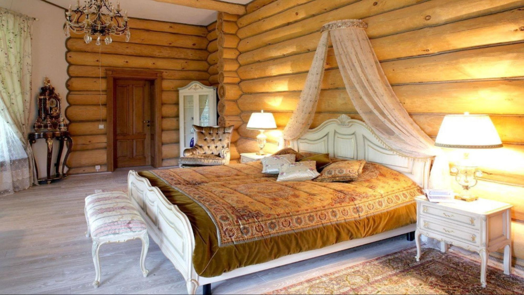 Свет в спальне деревянного дома