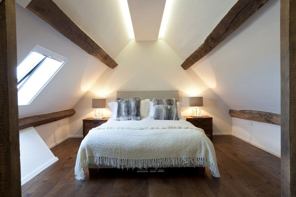 Освещение спальни со скошенными стенами