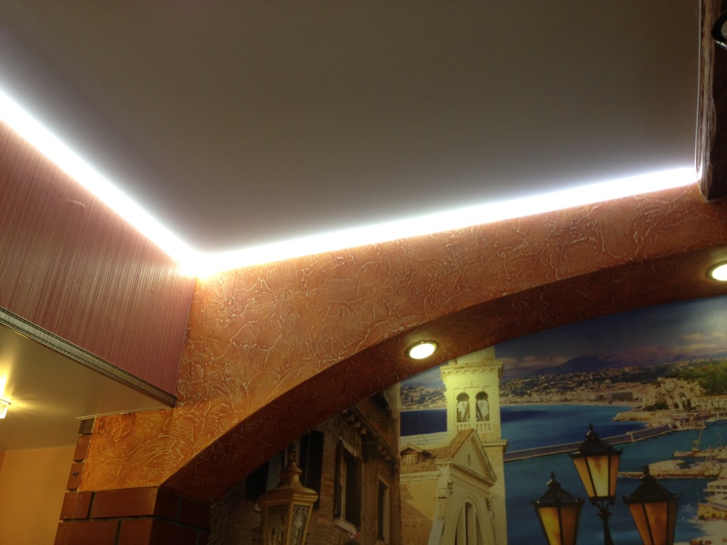 Подсветка потолка одноцветной лентой