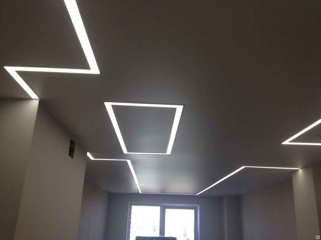 Фигурные линии света на потолке
