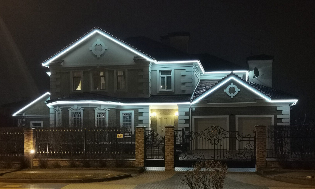 Контурная подсветка фасада загородного дома