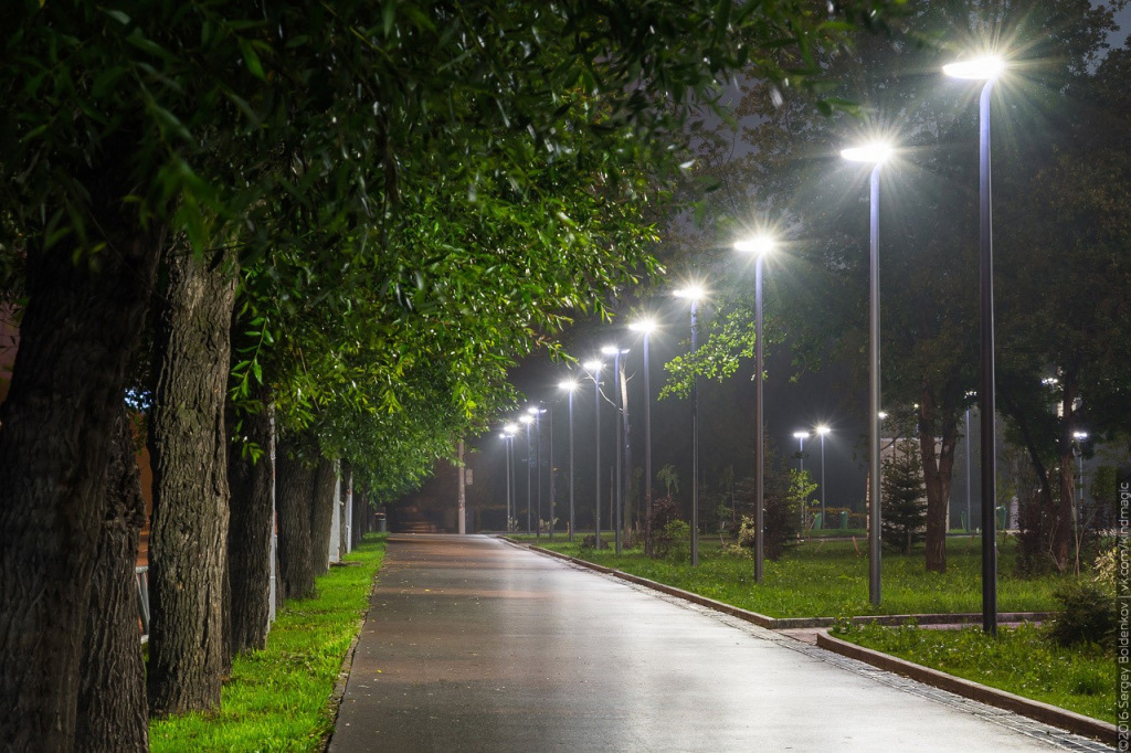 Освещение парка консольными светильниками
