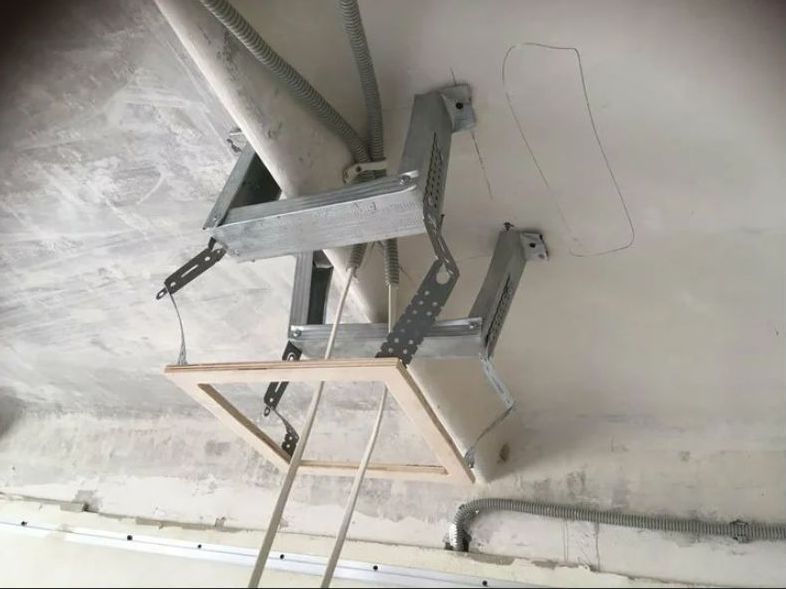 Рамка на потолке для накладного крепления светильника